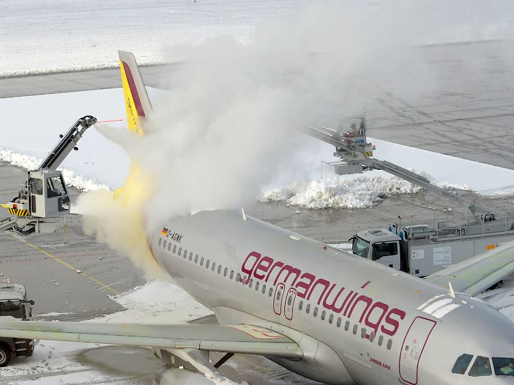... und die ersten Flugzeuge vor dem Start enteist.