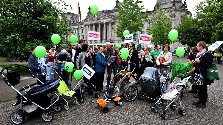 Die Grünen demonstrieren gegen das Betreuungsgeld - nach der verhinderten Bundestagsabstimmung haben sie dazu nun auch alle Zeit.