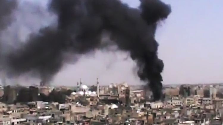 Dunkler Rauch steht über Homs.