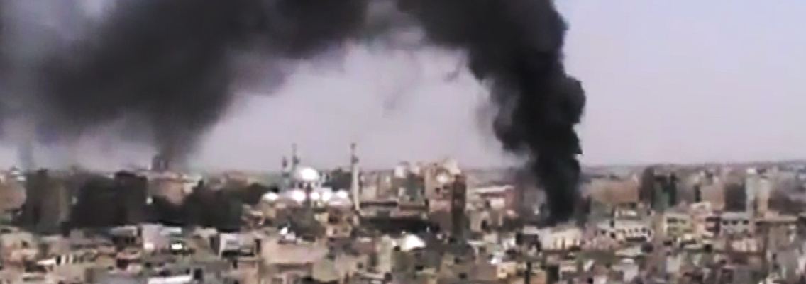 Dunkler Rauch steht über Homs.