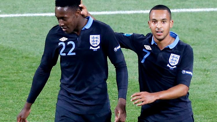 Jungstars unter sich: die englischen Nationalspieler Welbeck (l.) und Walcott.