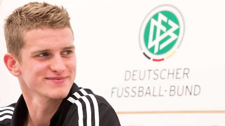 Schelmisch, verschmitzt, sympathisch: Am Tag nach dem Dänemark-Spiel war Lars Bender in bester Laune.