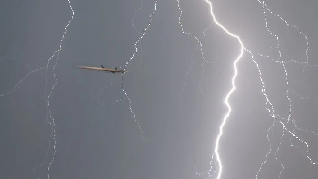 Zahlreiche-Flugzeuge-ueberflogen-mit-Ausnahmegenehmigungen-am-Sonntag-das-Rhein-Main-Gebiet-obwohl-bereits-die-Nachtflugbeschraenkungen-galten