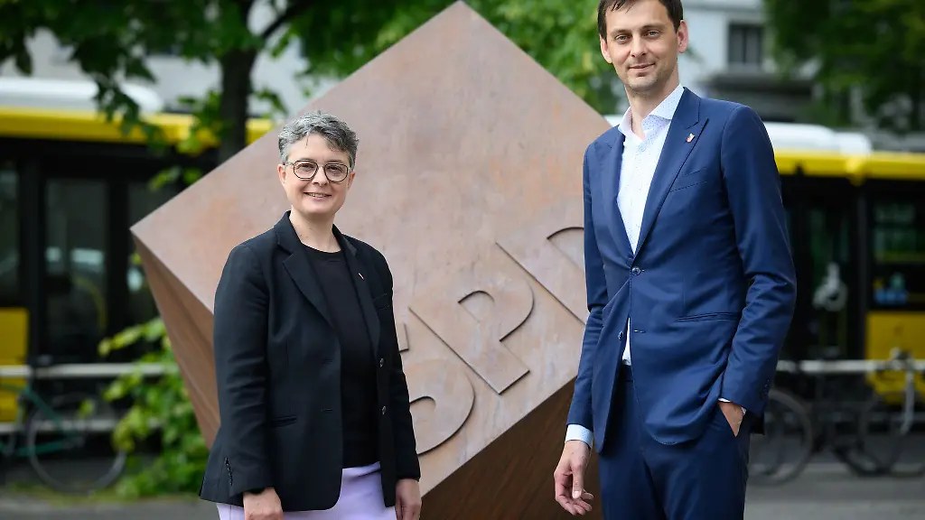 Die-Berliner-SPD-Landeschefs-Nicola-Boecker-Giannini-und-Martin-Hikel-wollen-sich-sich-bei-der-Frage-der-Spitzenkandidatur-nicht-treiben-lassen
