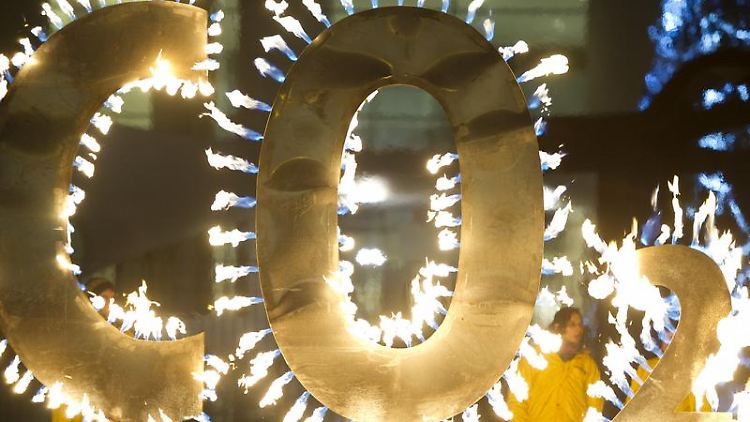 Flammender Greenpeace-Protest gegen CO2-Speicherung: Die Speicherung in unterirdische Speicher im großen Maßstab könnte mancherorts Erdbeben auslösen - das befürchten US-Forscher.