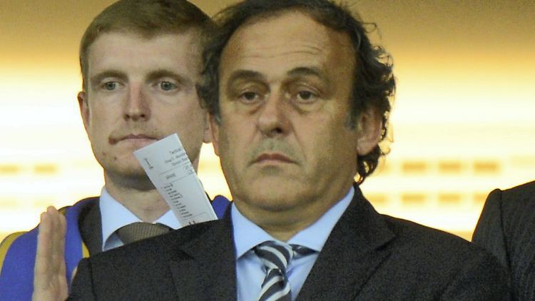 Michel Platini (rechts) kämpft gegen jede Form von Rassismus.