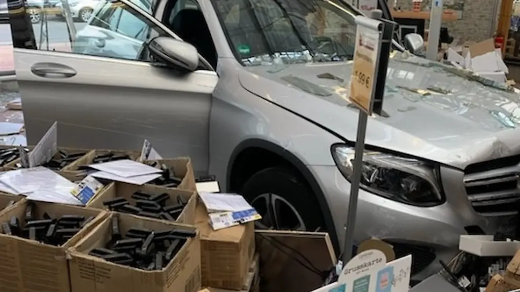 Ein-Autofahrer-hat-in-Ratingen-mit-seinem-Wagen-die-Schaufensterscheibe-eines-Fachgeschaefts-durchbrochen-und-ist-im-Kassenbereich-stehen-geblieben