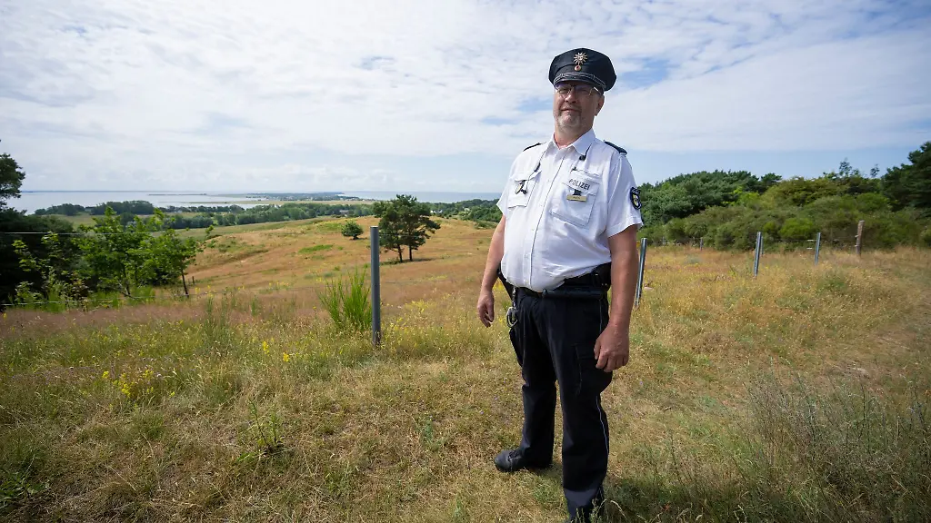 Als-Kontaktbeamter-kuemmert-sich-Polizeihauptmeister-Moritz-um-die-Belange-der-Insulaner