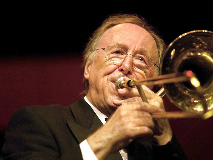 Der legendäre britische Jazzmusiker Chris Barber bei der Jazznacht in Breda. (Archivbild vom Mai 2003)