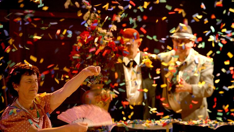 Bunt und schillernd geht es auf der Bühne zu: Taubblinde bei einer Theateraufführung im April 2012 im Nalaga'at-Theater in Tel Aviv.