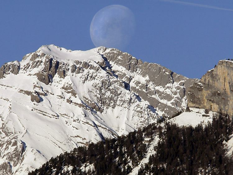 Mond über den Bergen im Wallis.