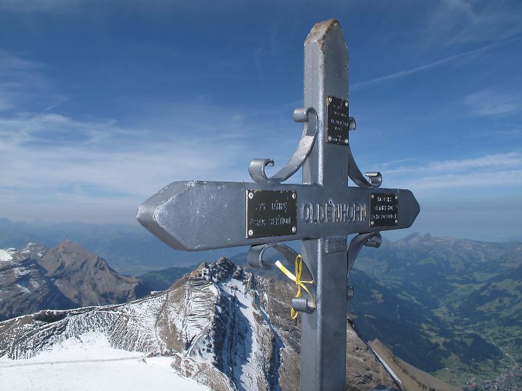 Gipfelkreuz auf dem Oldenhorn (3123 Meter) im Sanetschgebiet. (Les Diablerets, Glacier 3000)