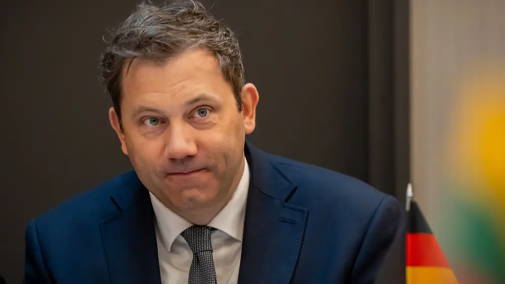 Bundesfinanzminister-Lars-Klingbeil-SPD-erinnert-seine-Kabinettskolleginnen-und-kollegen-ans-Sparen