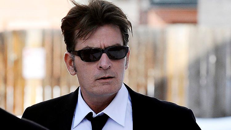 Nur noch Fußball und Vergnügungsparks: Charlie Sheen will sich das Leben verkleinern.