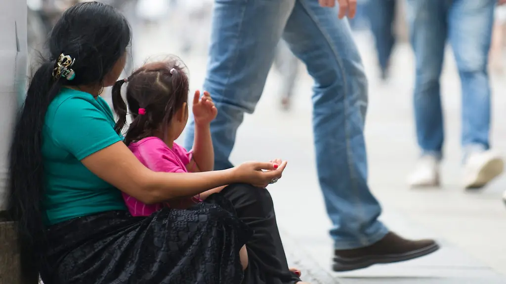 Kinder-werden-durch-Bettelei-Arbeit-und-Kriminalitaet-ausgebeutet
