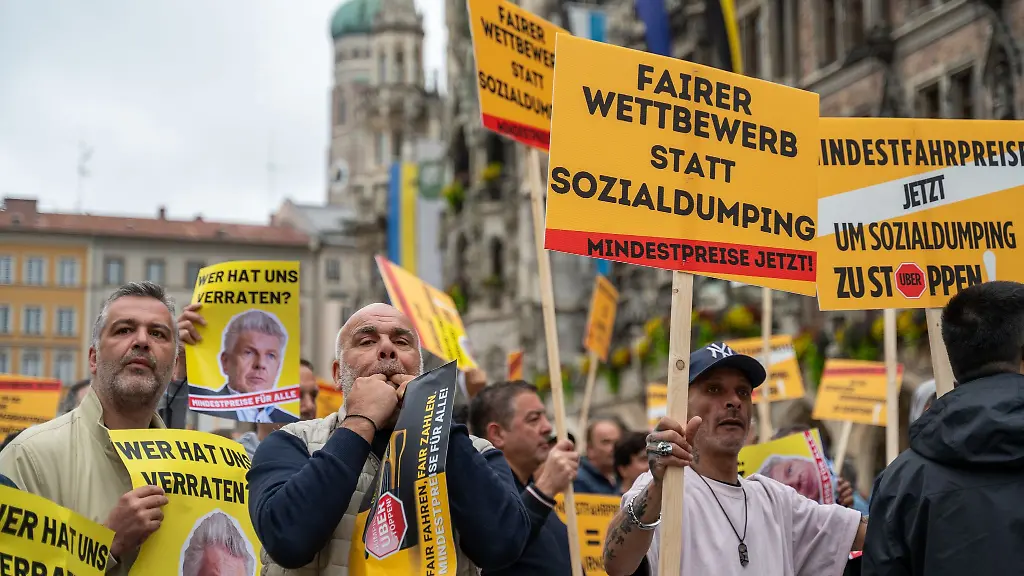 Am-Vormittag-versammelten-sich-Taxifahrer-lautstark-aus-Protest-vor-dem-Rathaus