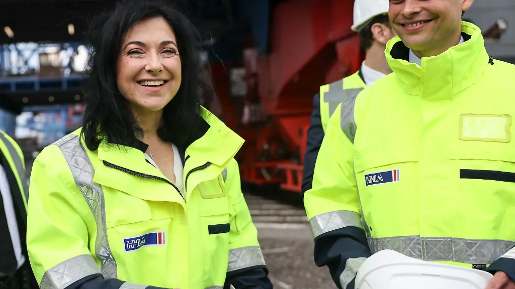 Wirtschaftsministerin-Reiche-fordert-bei-einem-Besuch-im-Hamburger-Hafen-Strukturreformen-in-Deutschland