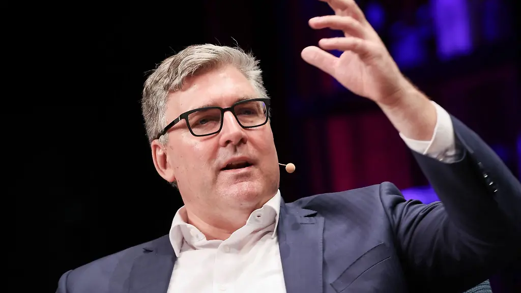 Axel-Hellmann-spricht-aus-dem-Trainingslager-in-den-USA