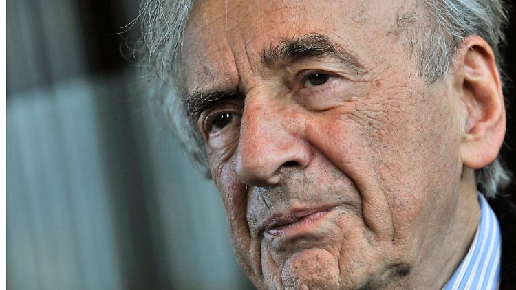 Der Friedensnobelpreisträger Elie Wiesel hat das Konzentrationslager Auschwitz überlebt.