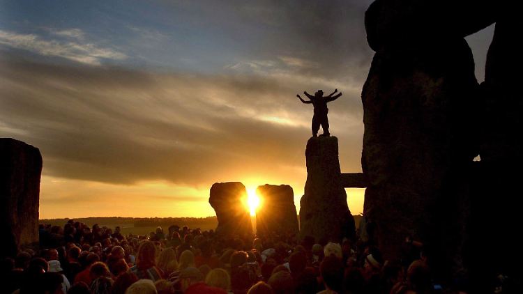 Magischer Ort: Hunderte feiern alljährlich die Sommersonnenwende in Stonehenge in Wiltshire.
