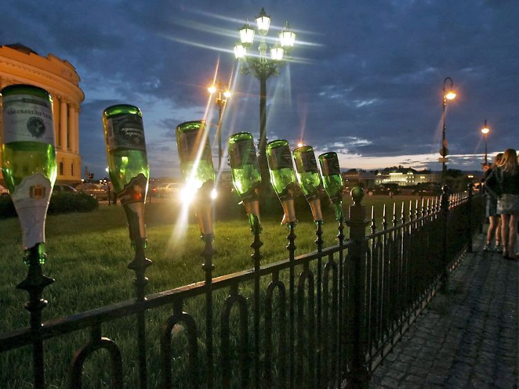 Hier wurde gefeiert: Leere Weinflaschen auf einem Zaun in St. Petersburg während einer "Weißen Nacht".