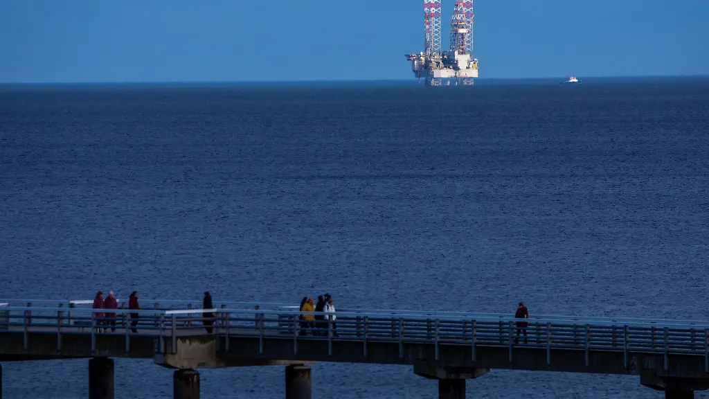 Im-Rahmen-von-Erkundungen-war-um-die-Jahreswende-eine-Bohrplattform-in-der-polnischen-Ostsee-auch-vom-deutschen-Teil-Usedoms-sichtbar-Archiv