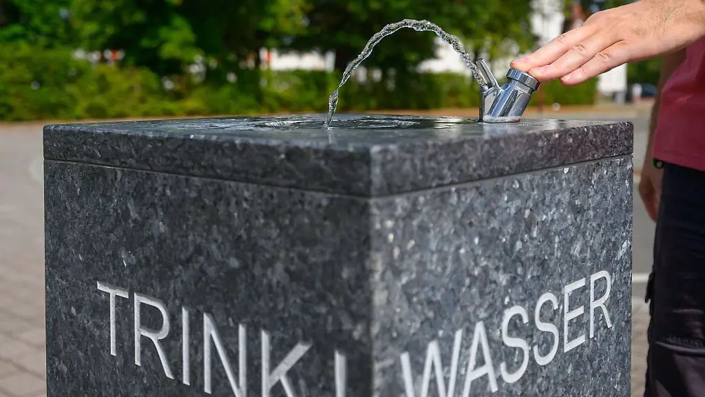 Oeffentliche-Trinkwasserbrunnen-gelten-als-ein-Mittel-um-Menschen-vor-negativen-Folgen-von-Hitze-zu-schuetzen-Symbolbild