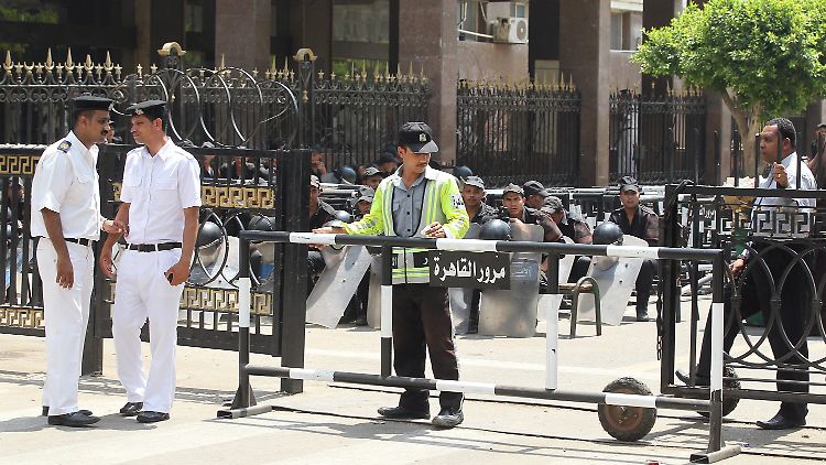 Sicherheitskräfte versperren den Weg zum Parlament in Kairo. Die Abgeordneten hatten angekündigt, die Auslösung des Parlaments nicht zu akzeptieren.