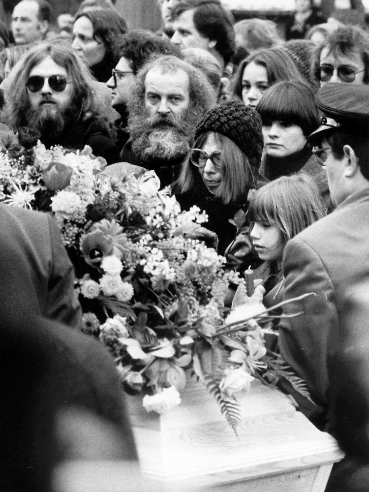 Rudi Dutschkes Witwe Gretchen steht mit ihrer Tochter während der Beisetzung am Sarg. Der Studentenführer und Ideologe des Sozialistischen Deutschen Studentenbundes (SDS) wurde am 3. Januar 1980 auf dem St. Annen-Friedhof in Berlin-Dahlem beigesetzt.
