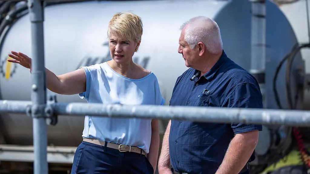 Das-Treffen-mit-Bauern-ist-fester-Bestandteil-der-MV-Tour-die-Ministerpraesidentin-Manuela-Schwesig-SPD-in-jedem-Sommer-unternimmt