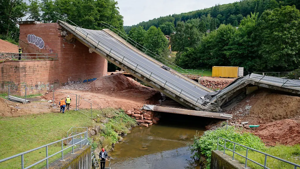 Die-Bruecke-stuerzt-durch-Sprengung-ein