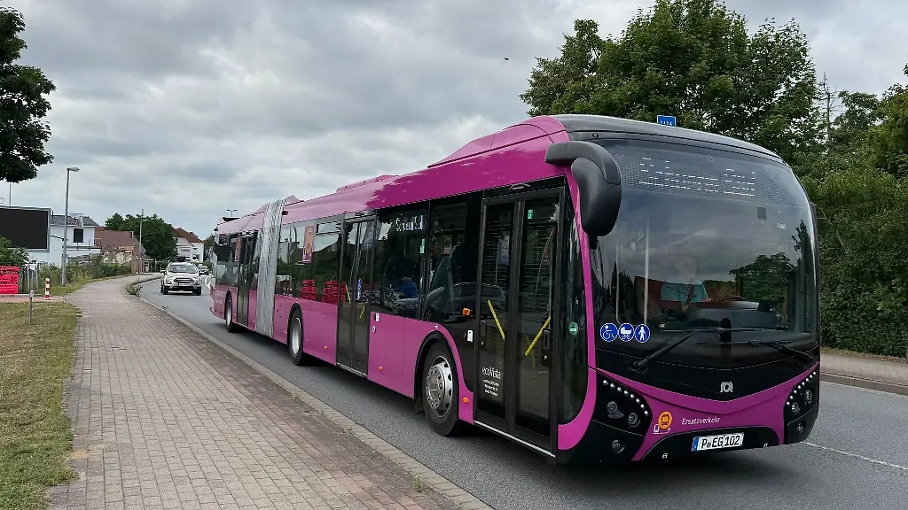 Wie-schon-bei-der-Generalsanierung-auf-der-Riedbahn-werden-auch-bei-der-Modernisierung-der-Strecke-Hamburg-Berlin-Busse-fuer-den-Ersatzverkehr-eingesetzt