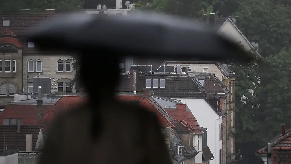Der-Regenschirm-wurde-vor-allem-in-der-zweiten-Haelfte-des-Juli-fuer-viele-zum-taeglichen-Begleiter