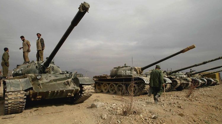 Afghanische Soldaten der Nordallianz stehen in einem Militärlager in Kabul auf einem sowjetischen Panzer. (Archivbild von 2002)