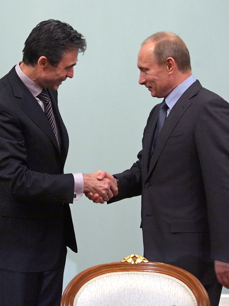 NATO-Generalsekretär Anders Fogh Rasmussen bittet Moskau um mehr Hilfe im Kampf gegen den Terror.