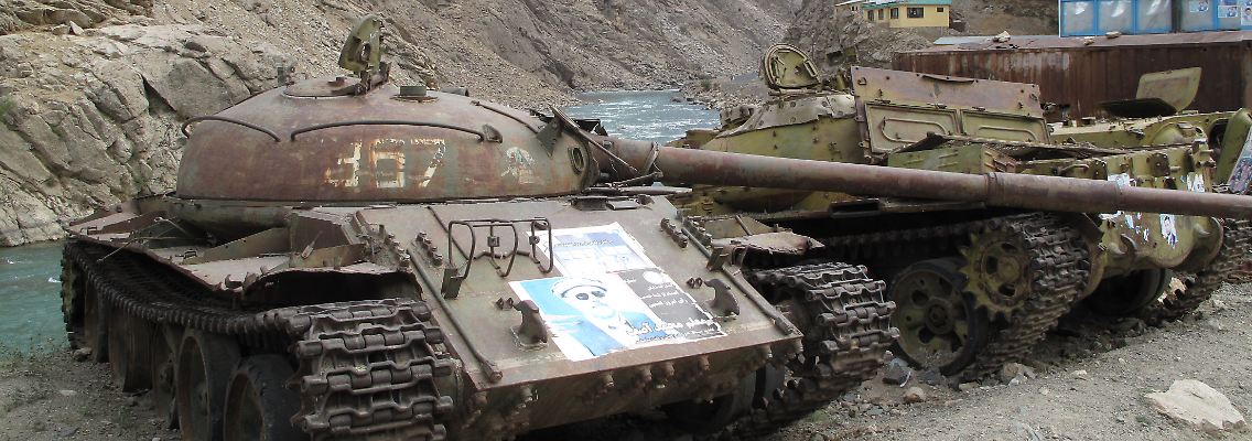 Alte russische Panzerfahrzeuge rosten im Pandschir-Tal im Norden Afghanistans vor sich hin.