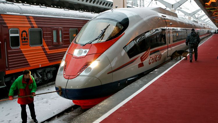 Taufe mit Problemen: Bei Jungfernfahrt des "Sapsan" gab es Probleme.