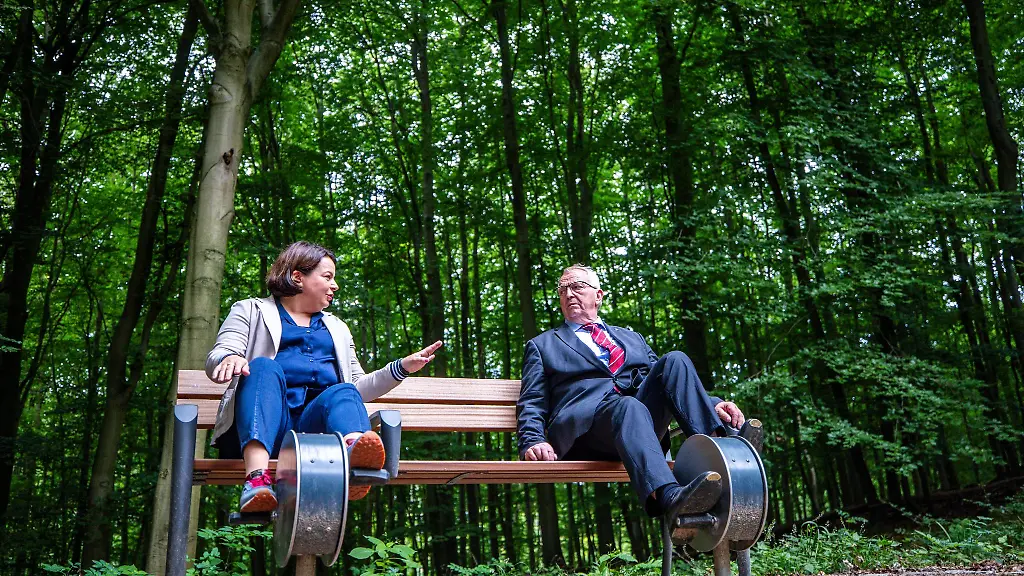 Stefanie-Drese-SPD-und-Till-Backhaus-SPD-testen-bei-der-offiziellen-Eroeffnung-des-Heilwaldes-eine-der-Trainingsstationen