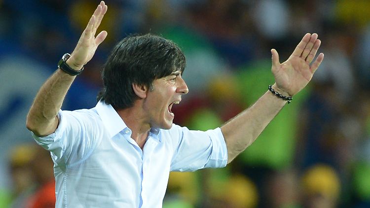 Nach außen wirkt er ruhig und still, aber während des Spiels geht es mit Löw immer wieder durch.
