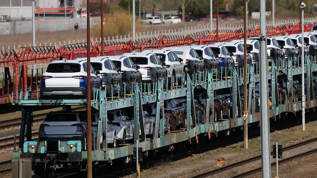 2025-04-02T141823Z-2089952765-RC2NPDA3639A-RTRMADP-3-USA-TRUMP-TARIFFS-AUTOS