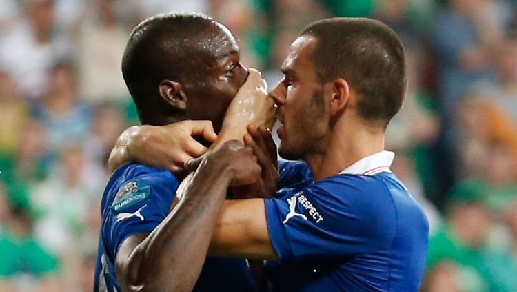 So sieht ein Torjubel aus. Bonucci: "Habe Balotelli nicht verstanden, ihm dann die Hand vor den Mund gehalten, nur zur Sicherheit".