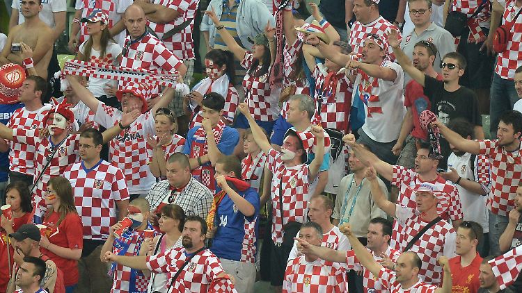 Augenzeugen zufolge sollen kroatische Fans Italiens dunkelhäutigen Stürmer Mario Balotelli mit Bananen beworfen haben. 