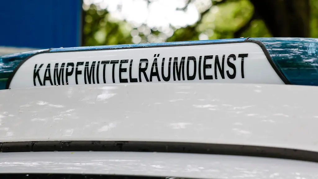 Der-Kampfmittelraeumdienst-der-Bezirksregierung-Arnsberg-entschaerft-am-spaeten-Mittwochnachmittag-in-Dortmund-eine-Bombe
