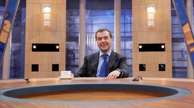 Keine Angst vor kritischen Journalistenfragen: Medwedew vor dem Fernsehinterview.