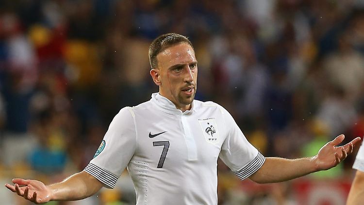 Ribéry und Co. verpassen nach trostloser Leistung den Gruppensieg und müssen nun gegen Weltmeister Spanien ran.