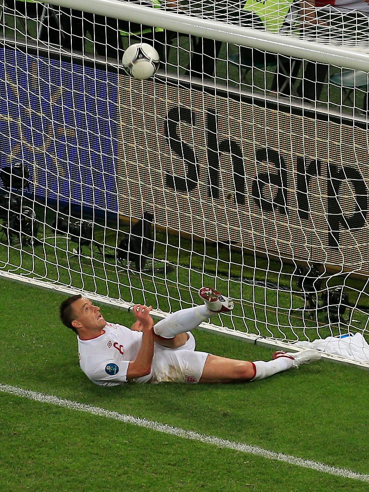 Der Ball war drin - doch der Treffer zählte nicht. Pech für die Ukraine.
