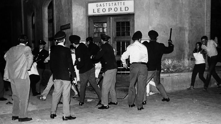 Auch gegen unbeteiligte Gaffer soll die Polizei damals mit Gummiknüppeln vorgegangen sein.