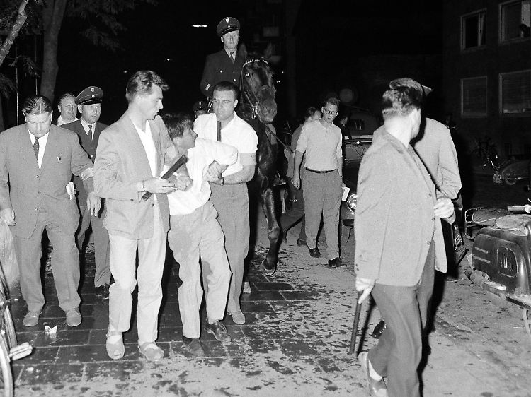 Polizeikleidung im Jahr 1962: Viele Polizisten waren nur aufgrund der Armbinde als solche zu erkennen.