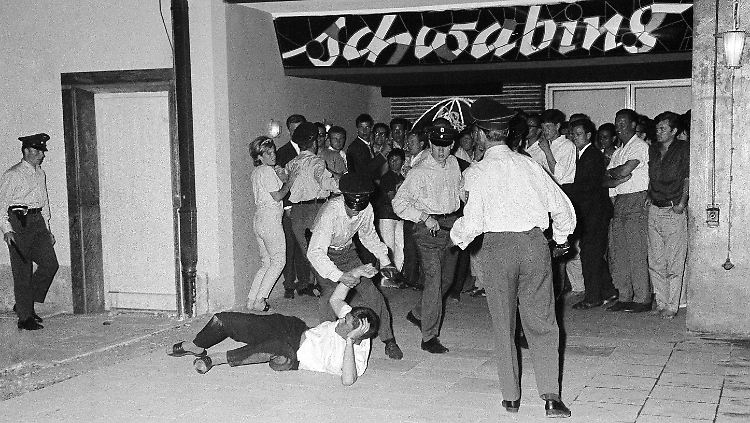 Am 26. Juni, dem letzten Abend der Krawalle, kam es vor diesem Nachtclub zu Handgreiflichkeiten.