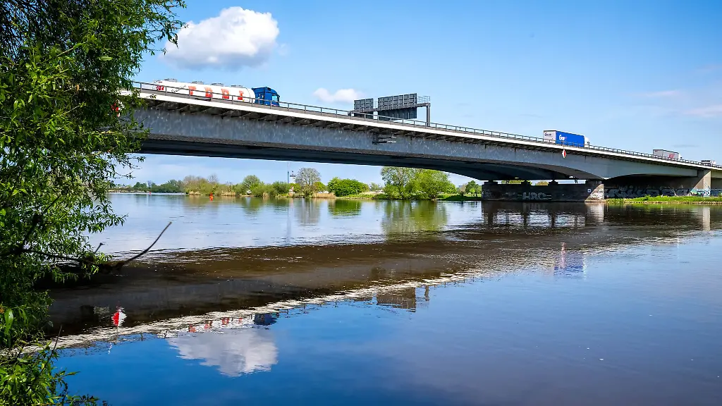 Die-Sanierung-der-Weserbruecke-im-Verlauf-der-A1-fuehrt-zu-starken-Verkehrsbehinderungen